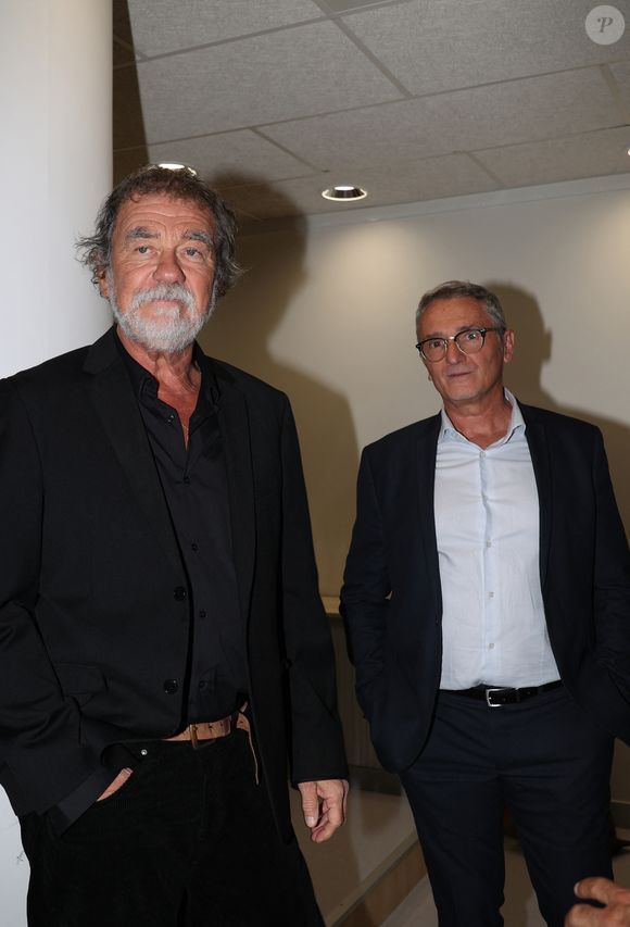 Marchal préfère les soirées simples entre amis aux mondanités du cinéma français.

Olivier Marchal, parrain du prix du quai des Orfèvres 2025 et Christophe Gavat, policier en poste à la Guadeloupe, lauréat du prix 2021 lors de la remise du prix du Quai des Orfèvres au 36 à Paris, siège de la police judiciaire le 5 novembre 2024. © Didier Sabardin / Bestimage