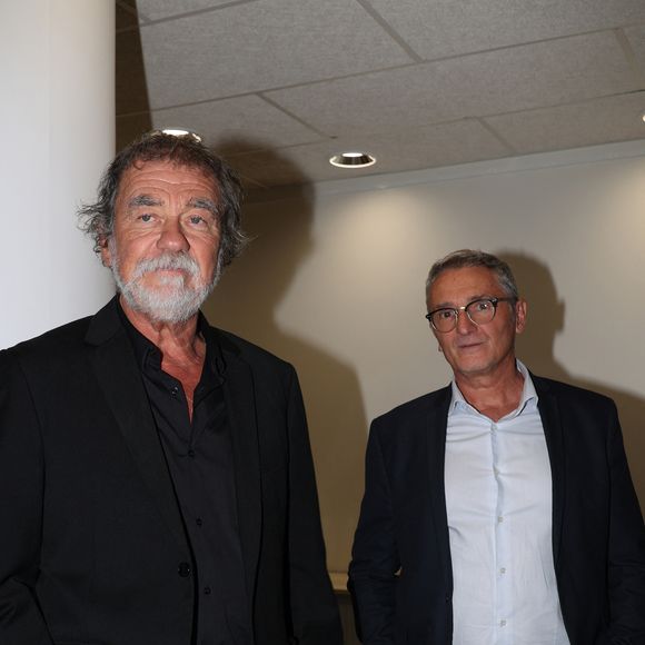 Marchal préfère les soirées simples entre amis aux mondanités du cinéma français.

Olivier Marchal, parrain du prix du quai des Orfèvres 2025 et Christophe Gavat, policier en poste à la Guadeloupe, lauréat du prix 2021 lors de la remise du prix du Quai des Orfèvres au 36 à Paris, siège de la police judiciaire le 5 novembre 2024. © Didier Sabardin / Bestimage