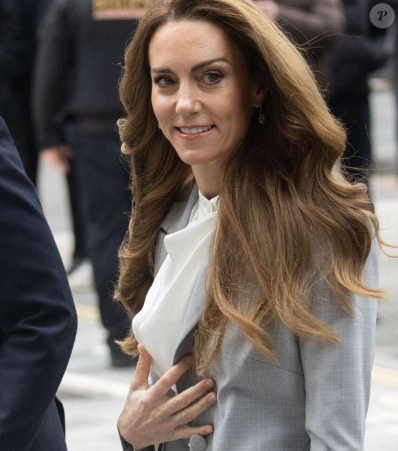 Elle a échangé quelques instants avec les bénévoles, dans un moment chargé d’émotion

Catherine (Kate) Middleton, princesse de Galles, arrive à la Salesforce Tower pour assister au sommet Future Workforce à Londres. Photo par Zuma Press / Bestimage