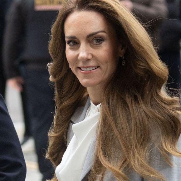 Elle a échangé quelques instants avec les bénévoles, dans un moment chargé d’émotion

Catherine (Kate) Middleton, princesse de Galles, arrive à la Salesforce Tower pour assister au sommet Future Workforce à Londres. Photo par Zuma Press / Bestimage