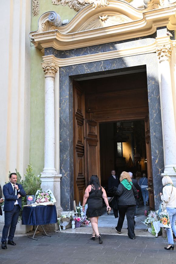 - Obsèques de Loana Petrucciani en la cathédrale Sainte-Réparate à Nice le 10 avril 2026. L'ancienne star de téléréalité a été retrouvée morte dans son appartement niçois par les autorités, le 25 mars dernier. Bruno Bebert / Bestimage
