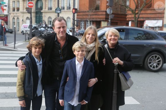 Claude François Junior (Jr) avec ses enfants et sa mère Isabelle Forêt. lors de la messe hommage à Claude François en l'église Notre-Dame d'Auteuil à Paris le 10 mars 2018. Cette commémoration marque le 40ème anniversaire de la mort du chanteur. Ses obsèques ont été célébrées au même endroit le 15 mars 1978.
© CVS / Bestimage