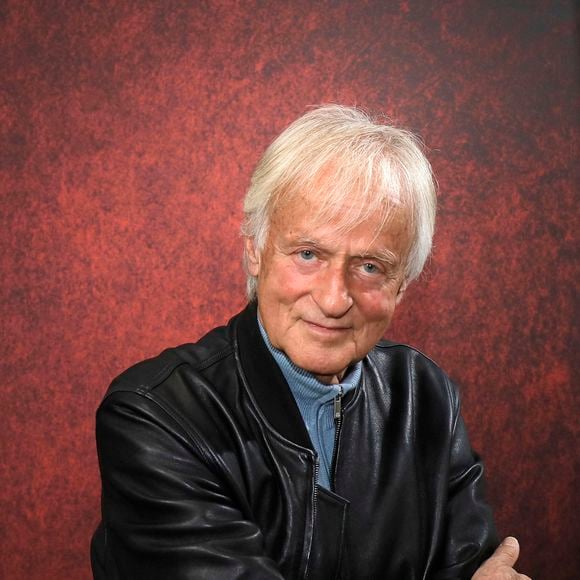 Malheureusement, selon les médecins, l'octogénaire pourrait ne jamais retrouver les facultés qu'il a perdues après son grave accident, survenu dans son appartement parisien. Mais l'interprète de "Du côté de chez Swann" y croit encore, malgré les pronostics.

Dave lors de l'enregistrement de l'émission "L'instant de Luxe" à Paris le 19 novembre 2021. CEDRIC PERRIN / BESTIMAGE