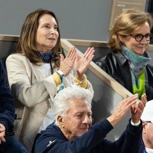 Dustin Hoffman et sa femme Lisa Gottsegen en tribunes (night session) lors des Internationaux de France de Tennis de Roland Garros 2025, à Paris, France, le 6 juin 2025. © Jacovides-Moreau/Bestimage