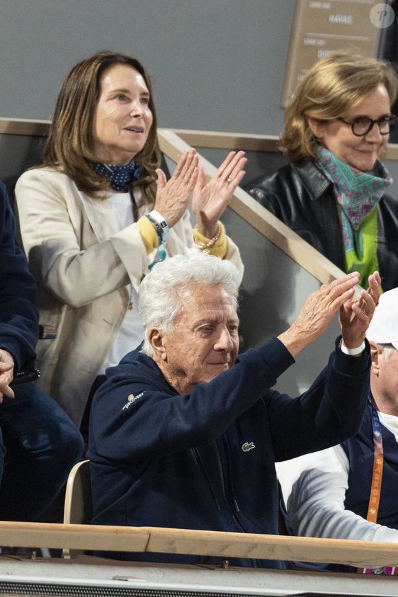 Dustin Hoffman et sa femme Lisa Gottsegen en tribunes (night session) lors des Internationaux de France de Tennis de Roland Garros 2025, à Paris, France, le 6 juin 2025. © Jacovides-Moreau/Bestimage