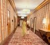 Elle a découvert un accueil personnalisé avec des pétales de roses, des ballons et des photos de son couple.

Malika Ménard de passage au mythique hôtel Normandy, à Deauville.
