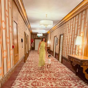 Elle a découvert un accueil personnalisé avec des pétales de roses, des ballons et des photos de son couple.

Malika Ménard de passage au mythique hôtel Normandy, à Deauville.