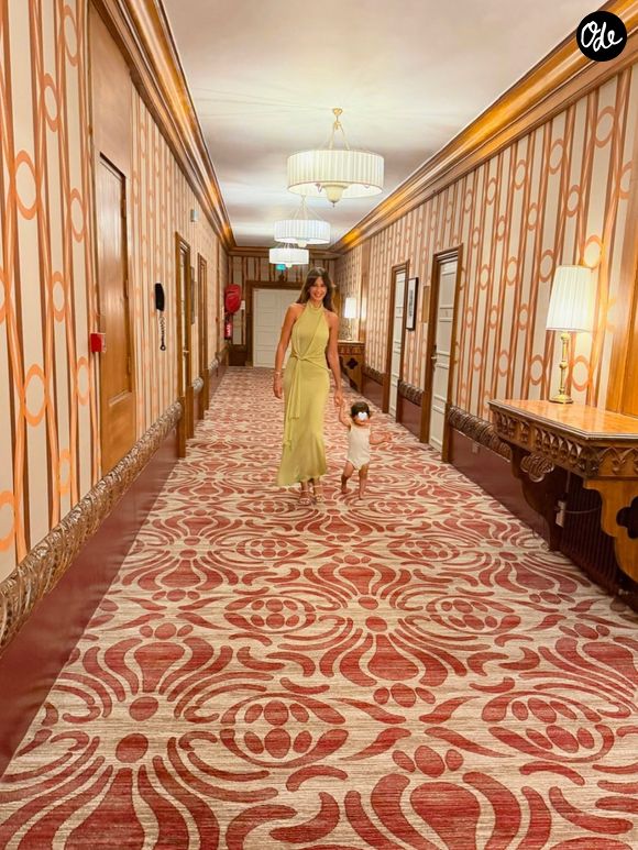 Elle a découvert un accueil personnalisé avec des pétales de roses, des ballons et des photos de son couple.

Malika Ménard de passage au mythique hôtel Normandy, à Deauville.