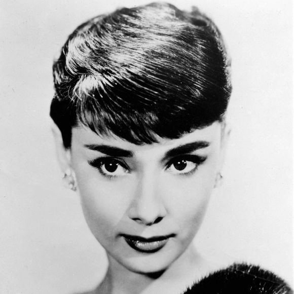 Audrey Hepburn est née le 4 mai 1929 à Bruxelles, en Belgique. Elle était véritablement issue de la haute société dès le début, avec un père banquier anglais fortuné et une mère baronne néerlandaise. Audrey a fréquenté une école de ballet grâce à une bourse et s'est ensuite lancée dans une carrière de mannequin. En tant que mannequin, elle avait trouvé sa voie dans la vie... jusqu'à ce que les producteurs de cinéma viennent la chercher.  (Crédit image : © Keystone Press Agency/ZUMA Press Wire)