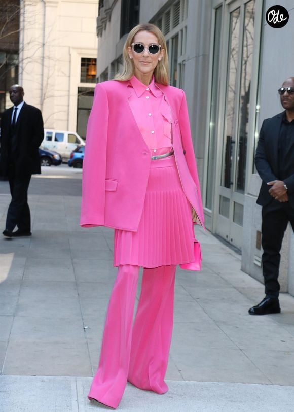 Celine Dion a choisi de s'habiller en rose pour la Journée Internationale pour les Droits des Femmes à New York le 7 mars 2020.
