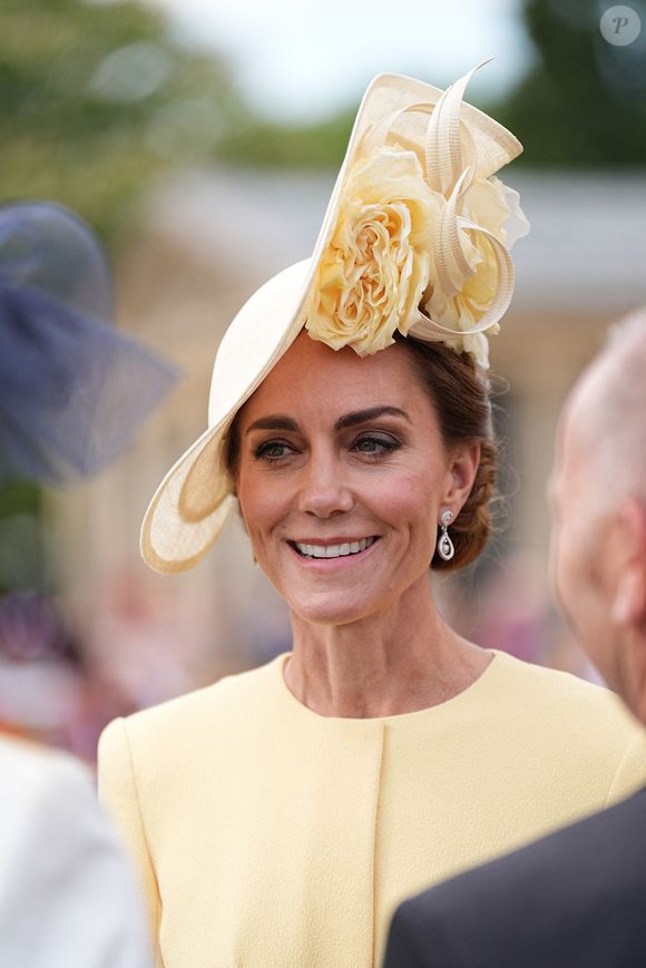 La princesse de Galles s'entretient avec des invités lors d'une Garden Party royale au palais de Buckingham, à Londres. Date de la photo : mardi 20 mai 2025. Le crédit photo doit être lu comme suit : Aaron Chown/PA Wire