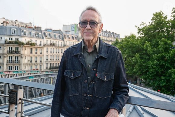 L'artiste va beaucoup mieux aujourd'hui.

 Alain Chamfort (président du jury) - Prix de la brasserie Barbès à Paris, France, le 03 juin 2025. © Christophe Clovis / Bestimage