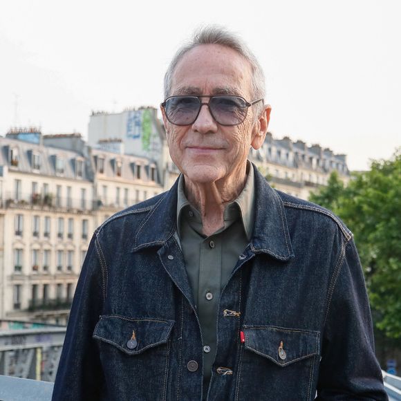 L'artiste va beaucoup mieux aujourd'hui.

 Alain Chamfort (président du jury) - Prix de la brasserie Barbès à Paris, France, le 03 juin 2025. © Christophe Clovis / Bestimage