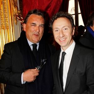 Son ami et producteur, Jean-Louis Remilleux, lève le voile sur son attitude : loin des caprices de stars, il décrit un animateur humble, calme et toujours à l'écoute de ses équipes.
Jean-Louis Remilleux et Stéphane Bern - Cérémonie de remise de décorations au palais de l'Élysée le 14 mars 2012.
©Bestimage