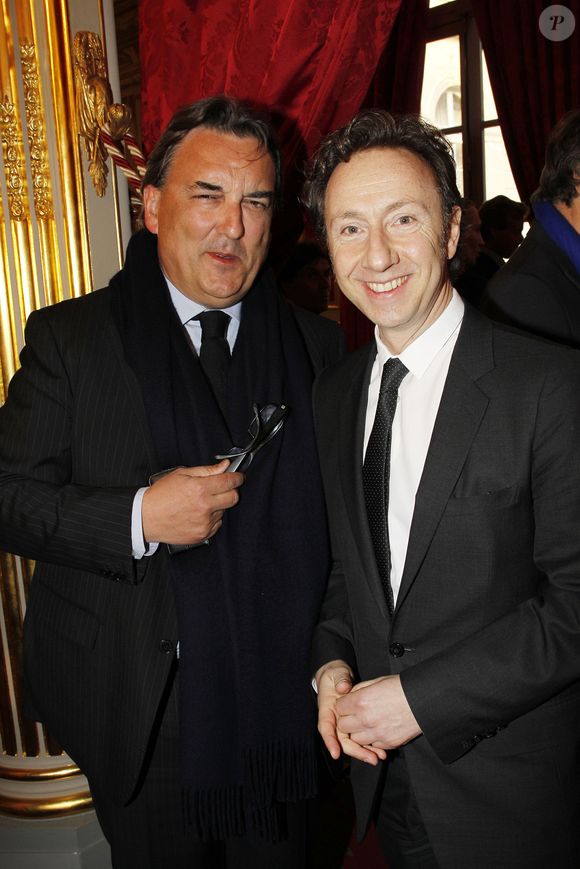 Son ami et producteur, Jean-Louis Remilleux, lève le voile sur son attitude : loin des caprices de stars, il décrit un animateur humble, calme et toujours à l'écoute de ses équipes.

Jean-Louis Remilleux et Stéphane Bern - Cérémonie de remise de décorations au palais de l'Élysée le 14 mars 2012. 

©Bestimage