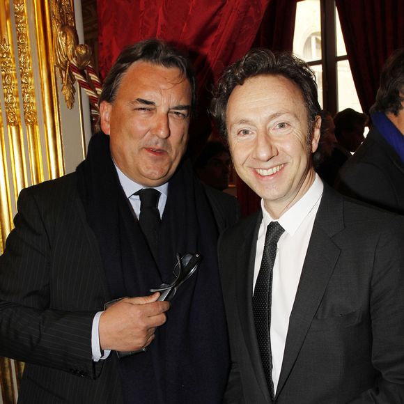 Son ami et producteur, Jean-Louis Remilleux, lève le voile sur son attitude : loin des caprices de stars, il décrit un animateur humble, calme et toujours à l'écoute de ses équipes.

Jean-Louis Remilleux et Stéphane Bern - Cérémonie de remise de décorations au palais de l'Élysée le 14 mars 2012. 

©Bestimage
