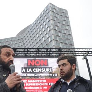 Cyril Hanouna participe, aux côtés du journaliste Radouan Kourak, à la manifestation "Non à la Censure" visant à soutenir la chaîne de télévision C8, devant le siège de l'Arcom à Paris, le 18 décembre 2024. L’ARCOM, l’Autorité de régulation de la communication audiovisuelle et numérique, a récemment décidé de ne pas renouveler l’autorisation de diffusion de C8 sur la TNT en février 2025, suite à ce qu'elle considère comme des manquements, tels que "des violations d’obligations en matière de pluralisme d’information, de maîtrise de l’antenne et de respect des droits des personnes". Une pétition visant à contrer cette décision a déjà recueilli plus d'un million de signatures. 
© Jack Tribeca / Bestimage