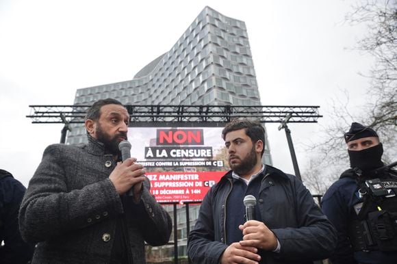 Cyril Hanouna participe, aux côtés du journaliste Radouan Kourak, à la manifestation "Non à la Censure" visant à soutenir la chaîne de télévision C8, devant le siège de l'Arcom à Paris, le 18 décembre 2024. L’ARCOM, l’Autorité de régulation de la communication audiovisuelle et numérique, a récemment décidé de ne pas renouveler l’autorisation de diffusion de C8 sur la TNT en février 2025, suite à ce qu'elle considère comme des manquements, tels que "des violations d’obligations en matière de pluralisme d’information, de maîtrise de l’antenne et de respect des droits des personnes". Une pétition visant à contrer cette décision a déjà recueilli plus d'un million de signatures. 
© Jack Tribeca / Bestimage