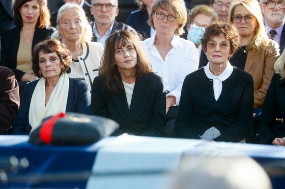 Emmanuelle Bach, Nicole Avril, la fille et la veuve de Jean-Pierre Elkabbach, Brigitte Macron. Au second rang, Claude Chirac et les proches du défunt - Obsèques du journaliste Jean-Pierre Elkabbach au cimetière du Montparnasse dans le 14ème arrondissement de Paris, France, le 6 octobre 2023. © Christophe Clovis/Bestimage