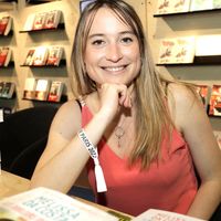 Mélissa Da Costa vit avec mari et enfants dans une maison spacieuse située près d'un beau parc naturel non loin de Paris