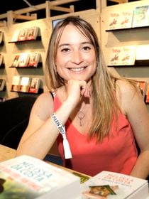 Mélissa Da Costa vit avec mari et enfants dans une maison spacieuse située près d'un beau parc naturel non loin de Paris