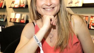 Mélissa Da Costa vit avec mari et enfants dans une maison spacieuse située près d'un beau parc naturel non loin de Paris