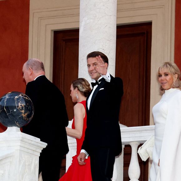 Le prince Albert II de Monaco, La princesse Charlène de Monaco, Le président Emmanuel Macron, Brigitte Macron arrivant au dîner d'état en l'honneur de la visite du couple présidentiel français au palais princier à Monaco le 7 juin 2025.
© Dominique Jacovides / Bestimage