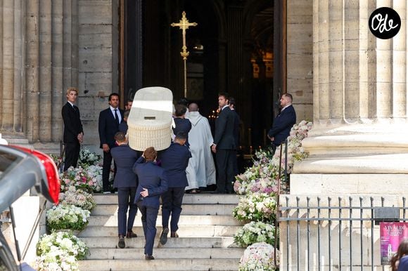 Cercueil de la défunte - Arrivées aux obsèques de Mathilde Favier en l'église Saint-Sulpice à Paris le 31 aout 2026. © Dominique Jacovides-Cyril Moreau/Bestimage