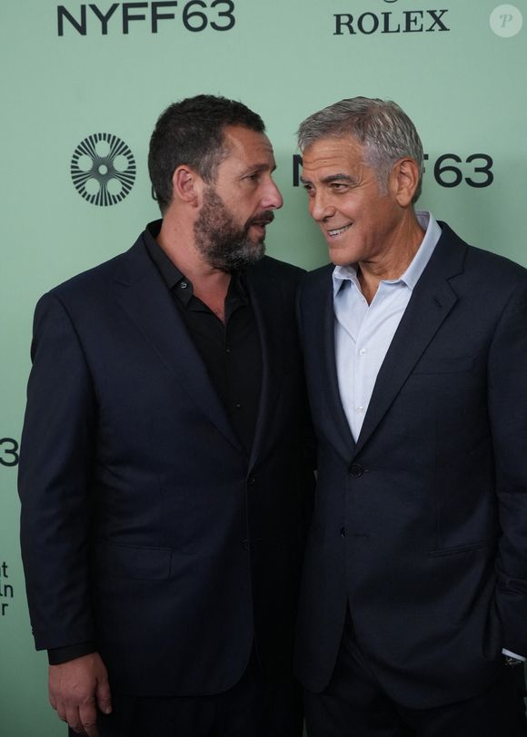 Adam Sandler et George Clooney assistent à la première sur le tapis rouge de « Jay Kelly » lors de la soirée d'ouverture du 63e Festival du film de New York. Alice Tully Hall, Lincoln Center, New York. 29 septembre 2025. Photo de © Sonia Moskowitz Gordon/ZUMA Press Wire