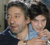 Charlotte Gainsbourg, fille de Jane Birkin et de Serge Gainsbourg, joue dans Les Passagers de la nuit.

Archives - Serge Gainsbourg chez lui avec sa fille Charlotte dans son hotel particulier de la rue de Verneuil. Paris. © Michel Marizy via Bestimage