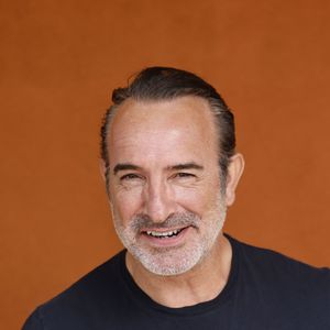 L’acteur oscarisé a pris la parole auprès de "Var-Matin" ce samedi 27 juin 2026, donnant alors son avis sur celui qui a été choisi pour reprendre le rôle de Loulou, qui l’avait fait connaître.

Jean Dujardin lors des Internationaux de France de Tennis de Roland Garros 2026, à Paris, France, le 7 juin 2026. © Jacovides-Moreau/Bestimage