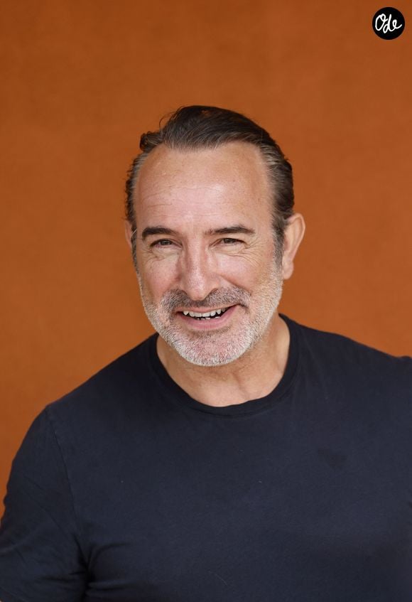 L’acteur oscarisé a pris la parole auprès de "Var-Matin" ce samedi 27 juin 2026, donnant alors son avis sur celui qui a été choisi pour reprendre le rôle de Loulou, qui l’avait fait connaître.

Jean Dujardin lors des Internationaux de France de Tennis de Roland Garros 2026, à Paris, France, le 7 juin 2026. © Jacovides-Moreau/Bestimage