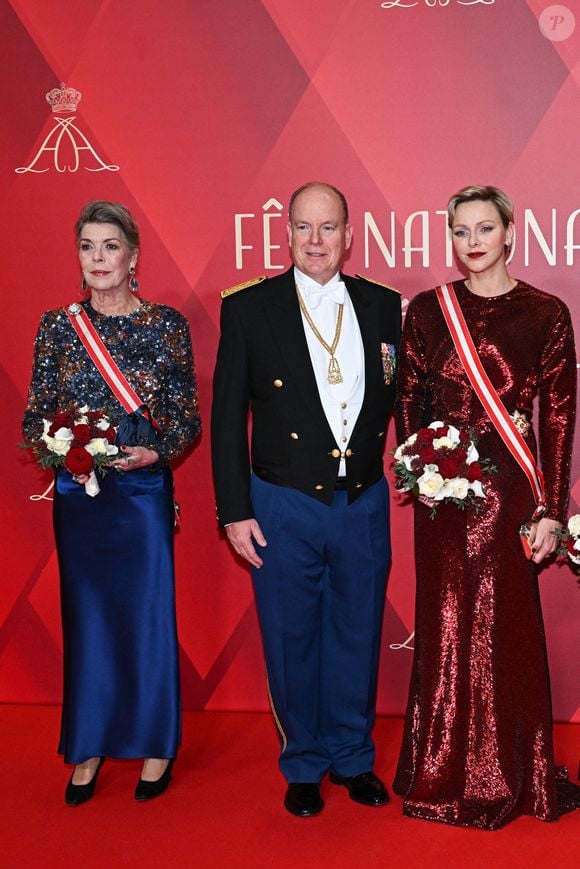 Le prince Albert II de Monaco, la princesse Charlène de Monaco et la princesse Caroline assistent à un gala au Grimaldi Forum lors de la fête nationale de Monaco 2023, le 19 novembre 2023 à Monaco. Photo de Stephane Cardinale/Pool/ABACAPRESS.COM