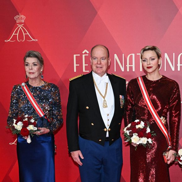 Le prince Albert II de Monaco, la princesse Charlène de Monaco et la princesse Caroline assistent à un gala au Grimaldi Forum lors de la fête nationale de Monaco 2023, le 19 novembre 2023 à Monaco. Photo de Stephane Cardinale/Pool/ABACAPRESS.COM