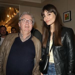 Exclusif - Dominique Besnehard et Clara Luciani lors de la générale de la pièce "Amis pour la vie" au théâtre de l'Oeuvre à Paris le 24 avril 2025. La représentation est suivie d'un cocktail.

© Coadic Guirec / Bestimage