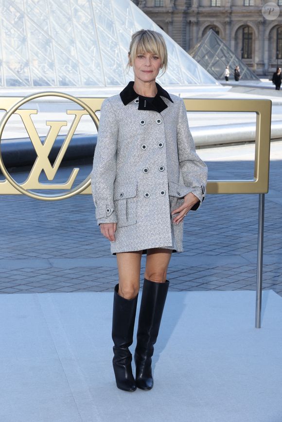 Elle a confirmé que, selon ses observations, la notoriété influence la vie de couple, mais différemment selon qu’elle concerne un homme ou une femme.

Marina Fois assiste au défilé Louis Vuitton Womenswear Spring/Summer 2026 dans le cadre de la semaine de la mode à Paris, France, le 30 septembre 2025. Photo par Jerome Domine/ABACAPRESS.COM