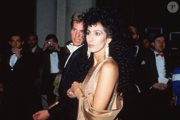 De 1982 à 1984, Val Kilmer a été en couple avec la célèbre chanteuse Cher

Archives - Cher et Val Kilmer à la 56e cérémonie des Oscars le 9 avril 1984. Photo by Ralph Dominguez/MediaPunch