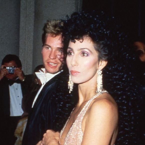 De 1982 à 1984, Val Kilmer a été en couple avec la célèbre chanteuse Cher

Archives - Cher et Val Kilmer à la 56e cérémonie des Oscars le 9 avril 1984. Photo by Ralph Dominguez/MediaPunch