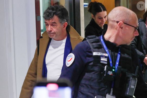 Procès de Stéphane Plaza : L'animateur sort du tribunal correctionnel de Paris après le réquisitoire : Une peine de 18 mois de prison avec sursis et 10 000 euros d’amende a été requise à son encontre le 9 janvier 2024.

© Christophe Clovis / Bestimage