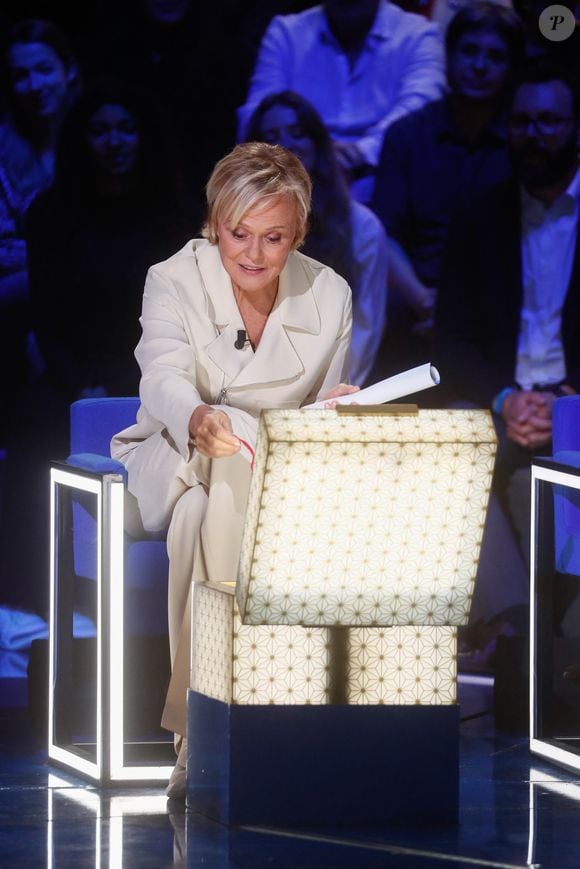 Un tournage qu'elle a quitté plus tôt que prévu en raison d'un malentendu
Exclusif - Muriel Robin - Enregistrement de l'émission "La Boîte à secrets", au Studio du Lendit, présentée par F.Bollaert et diffusée le 24 janvier sur France 3. Le 16 décembre 2024
© Christophe Clovis / Bestimage