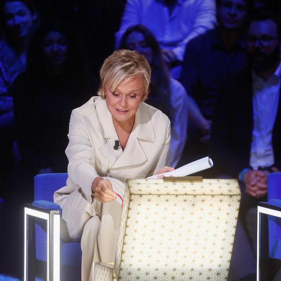 Un tournage qu'elle a quitté plus tôt que prévu en raison d'un malentendu

Exclusif - Muriel Robin - Enregistrement de l'émission "La Boîte à secrets", au Studio du Lendit, présentée par F.Bollaert et diffusée le 24 janvier sur France 3. Le 16 décembre 2024
© Christophe Clovis / Bestimage