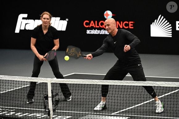 Hollywood, Floride  - Les légendes du tennis devenues rois du pickleball : Andre Agassi et Steffi Graf ont conquis les courts lors du Pickleball Slam 2, remportant une victoire palpitante face à leurs redoutables adversaires John McEnroe et Maria Sharapova.  2024 (Backgrid USA / Bestimage).