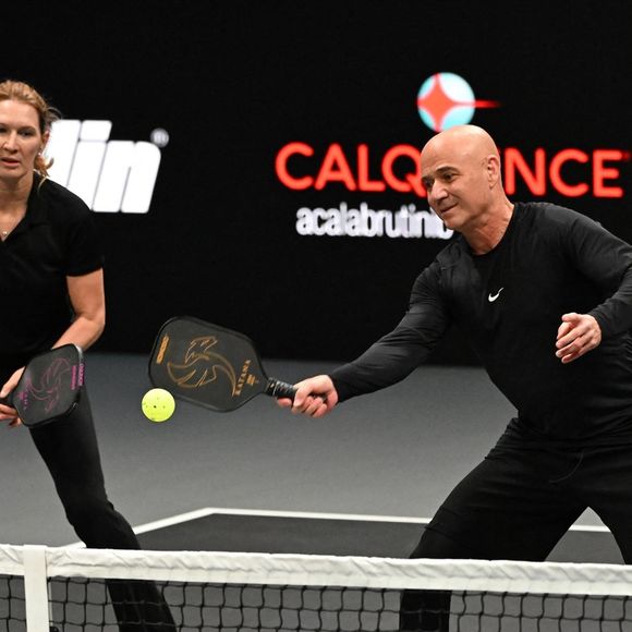 Hollywood, Floride  - Les légendes du tennis devenues rois du pickleball : Andre Agassi et Steffi Graf ont conquis les courts lors du Pickleball Slam 2, remportant une victoire palpitante face à leurs redoutables adversaires John McEnroe et Maria Sharapova.  2024 (Backgrid USA / Bestimage).