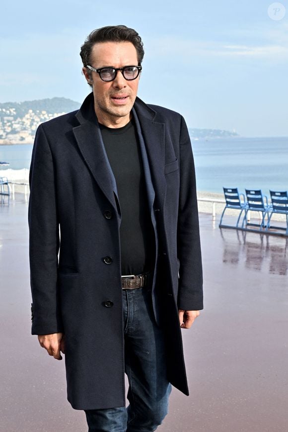 Nicolas Bedos lors d'un photocall en extérieur du film "Mascarade" lors de la 4ème édition du festival Cinéroman à Nice le 8 octobre 2022.

© Bruno Bebert / Bestimage