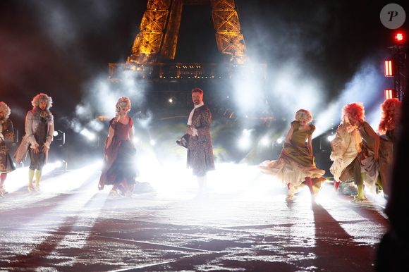 Exclusif - Emmanuel Moire et la troupe de la comédie musicale "Le Roi Soleil" - Tournage de l'émission "La grande soirée du 31 décembre de Paris" au Musée du Quai Branly à Paris, diffusée le 31 décembre sur France 2
© Christophe Clovis / Bestimage
