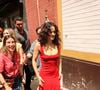 La raison évoquée par les salles qui devaient accueillir le show ? Une urgence familiale.

Rosalia avec ses fans dans les rues de Séville, vendredi 8 mai 2026

Cordon Press/Bestimage