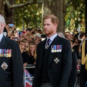 Le prince Andrew, duc d'York, le prince Harry et le prince Edward, duc de Wessex - Procession cérémonielle du cercueil de la reine Elisabeth II du palais de Buckingham à Westminster Hall à Londres le 14 septembre 2022.
© Photoshot / Panoramic / Bestimage