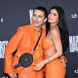 Timothée Chalamet et Kylie Jenner ont fait sensation lors de leur dernier tapis rouge !


Projection de 'Marty Supreme' au Academy Theatre, Los Angeles, CA. USA

Ici, Timothee Chalamet et Kylie Jenner 

Photo : AGENCE / BESTIMAGE