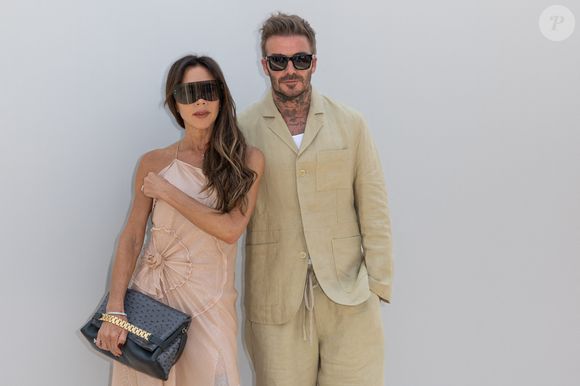 Elle partage des photos d’archives et écrit : “Joyeux anniversaire Brooklyn. Nous t’aimons très fort”.

Victoria Beckham et son mari David Beckham au photocall du défilé Jacquemus collection "Le chouchou" automne-hiver 2023/2024, même si la marque est désormais déconnectée du traditionnel calendrier de la mode et livre des collections qui ne sont plus liées aux saisons, au château de Versailles, France, le 26 juin 2023. © Olivier Borde/Bestimage