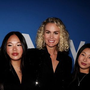 Laeticia Hallyday et ses filles Joy et Jade au vernissage de l'exposition "Johnny Hallyday, l'exposition" au Palais des Expositions à Paris, le 21 décembre 2023.

Photo : Dominique Jacovides / Bestimage